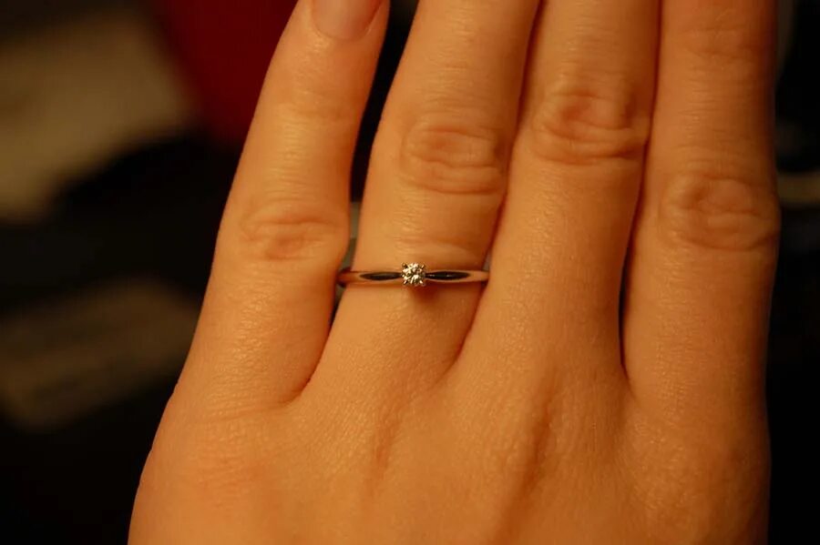 Лопнуло обручальное кольцо. Обручальное и помолвочное кольцо вместе. Кольцо для помолвки. Уменьшение диаметра кольца. Кольцо мало.