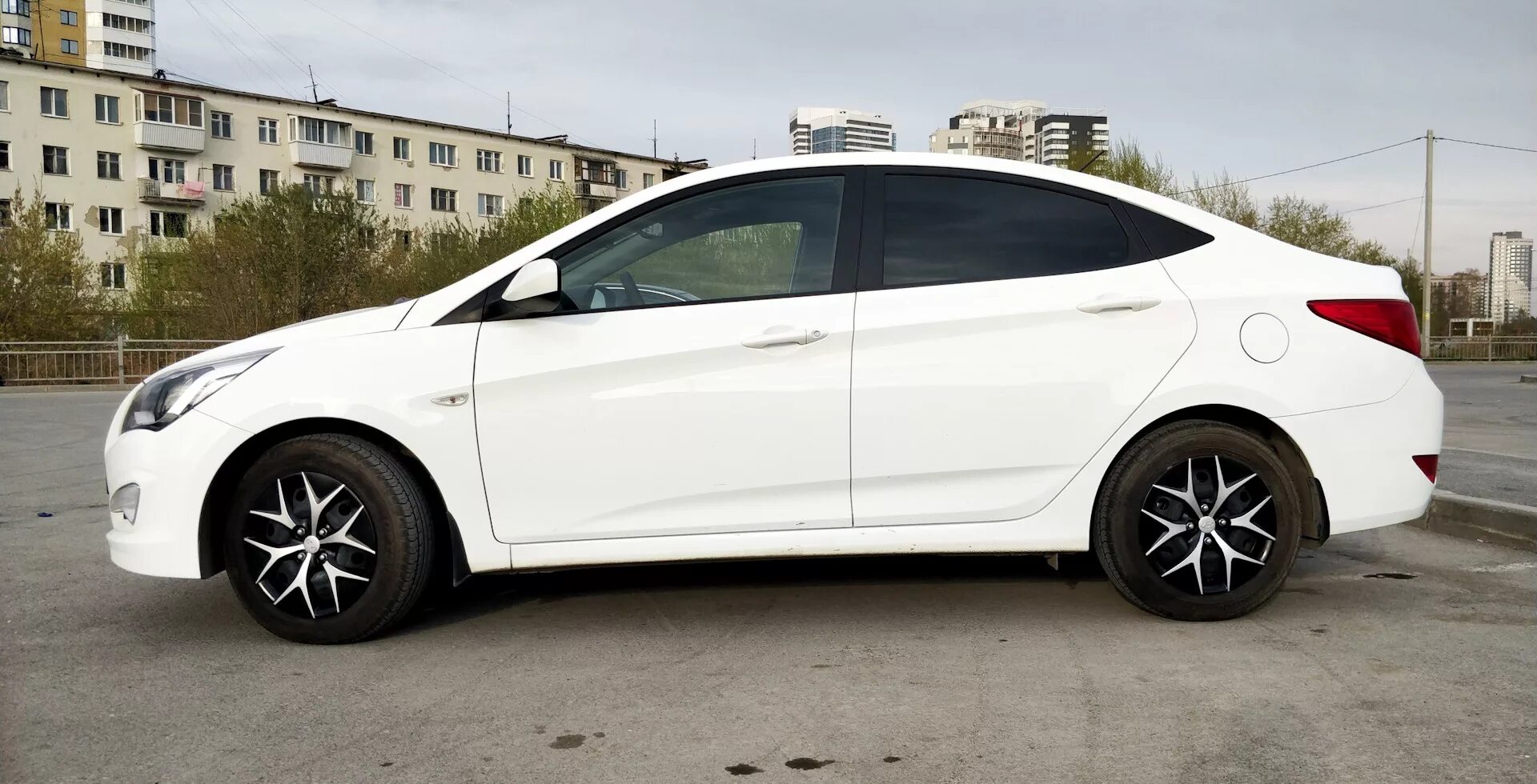 Колпаки 15 радиус солярис. Solaris hyundai белый r17 вертушки. колпаки на hyundai solaris r15 черно с. колпаки черно белые r15 хендай солярис. черные колпаки солярис 2.