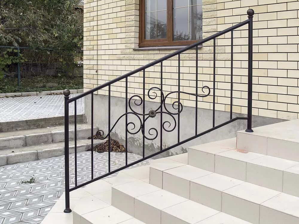 Кованые перила. Крыльцо решетка. Кованые перила с сеткой для лестниц. Ограждение крыльца. Перила металлические для крыльца в частном доме.