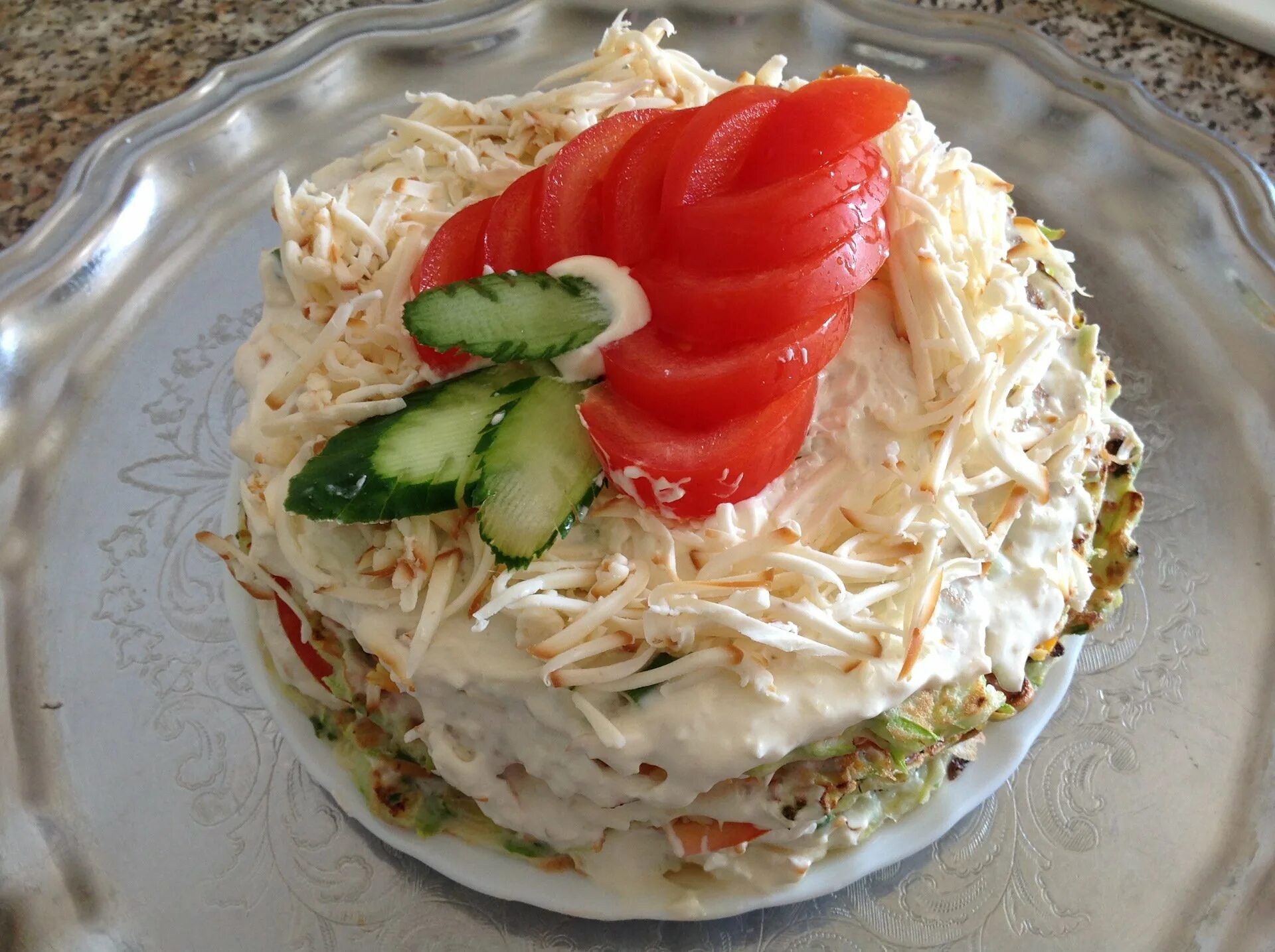 Торт из кабачков с чесноком и майонезом. Кабачковый торт. кабачковый торт со сливочным сыром и форелью.. торт из кабачков с помидорами и чесноком.