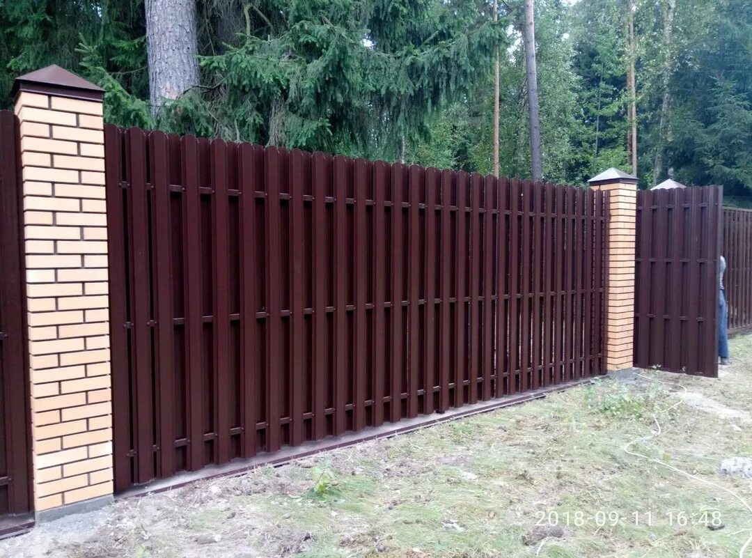 Евроштакетник с кирпичными столбами. Забор комбинированный из кирпича и штакетника. Евроштакетник кирпичные столбы ral 8017. Заборы из евро штакетник а с кирпичный столбами. 7024 штакетник с кирпичными столбами.