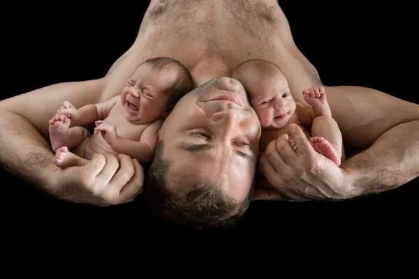 Двойня для случайного папы читать полностью. Отец с двойняшками. семья с двойней. отец с близнецами. мама папа и двойняшки.