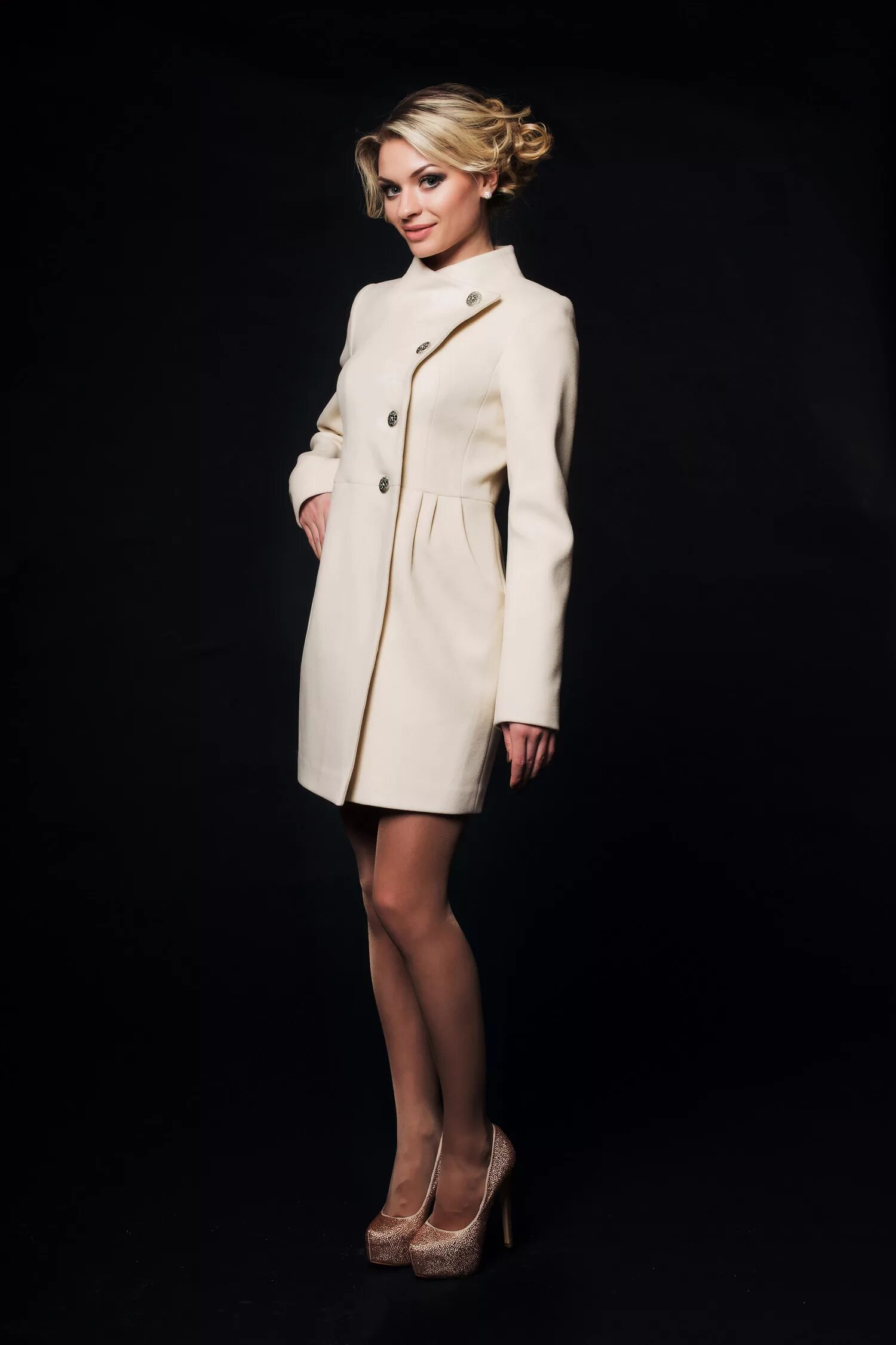 Фабрика женского костюма. Элегантное пальто для женщины. Пальто с белым воротником. Пальто с воротником стойка. Пальто с воротником стойка женское.