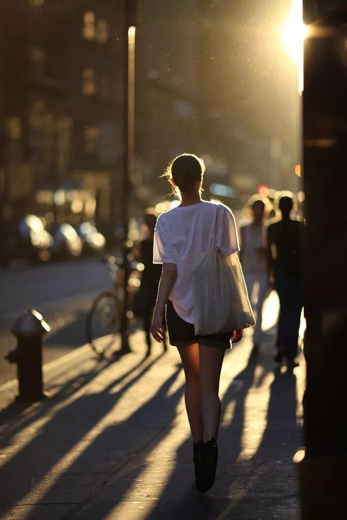 Фото женщин вечером. Девушка идет спиной. Девушка идёт по улице со спины. Ночная фотосессия на улице. Девушка в Вечернем городе.