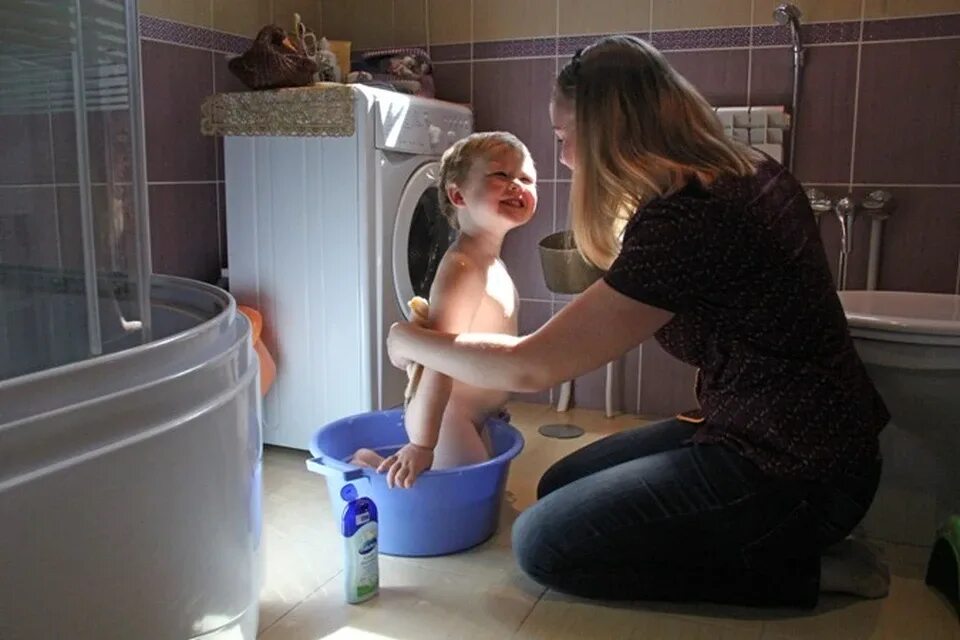 Дочка купается в ванной. Мальчик и девочка в ванне. Моется с сыном. Моется с сыном. Семья в ванной.