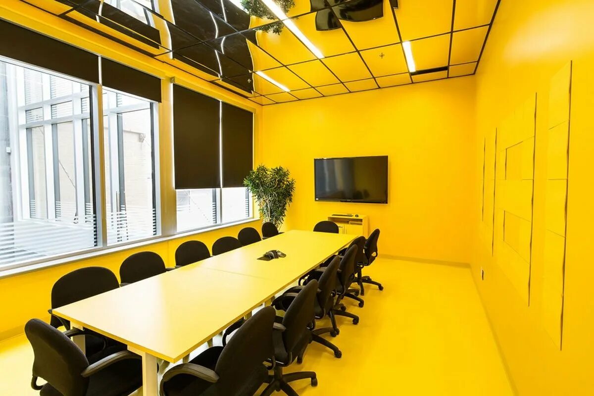 Офис смайла. Современный офис. Желтый интерьер офиса. Офис с желтыми стенами. Кабинет с желтыми стенами.