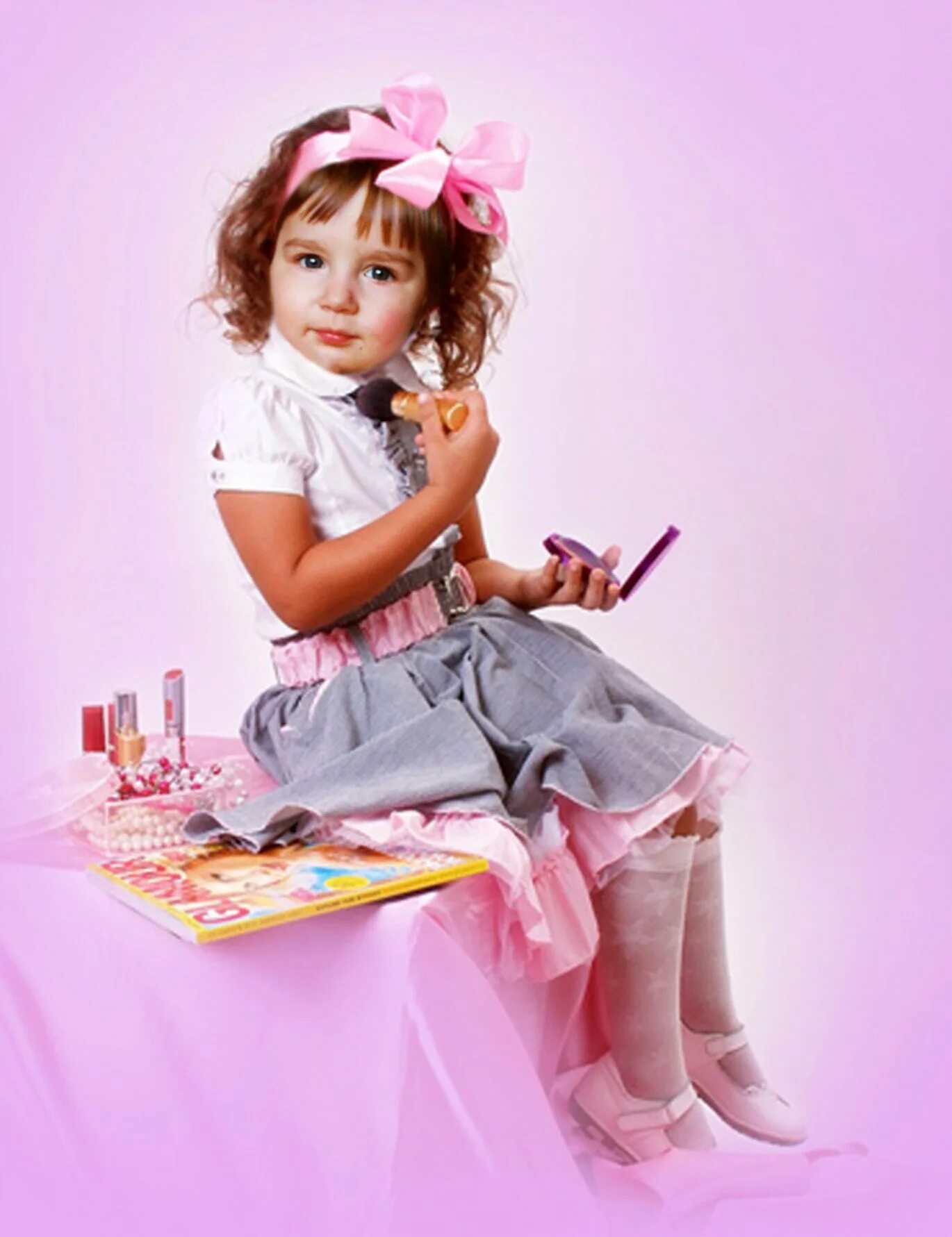 Самостоятельность ребенка. Как сделать маленькой девочкой. Ребенок девочка. Детская косметика. Девочка красит губы.