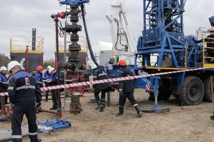 Помощник бурильщика нефть газ. ПРС нефтяных скважин. ГНВП КРС. ТКРС подъем фонтанной арматуры. Фонтанная арматура ГРП.