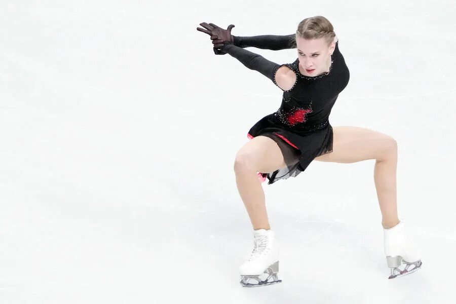 Фигурное катание евгения медведева. Софья акатьева произвольная программа 2022. Софья акатьева произвольная программа 2023. Майя хромых 2022. Фигуристка тройной аксель.