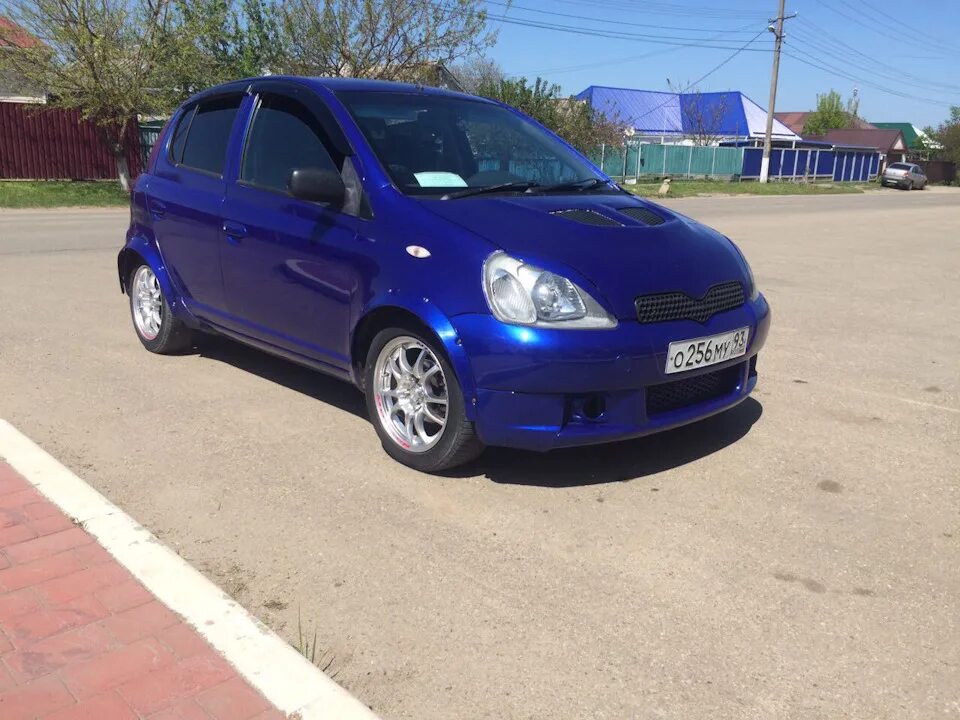 Toyota vitz 2000 года. Тойота Витц 2000 года. Тойота Витц 10 года. Toyota Vitz 1.3 Clavia багажник. Toyota Vitz 1.3 Clavia рулевая.