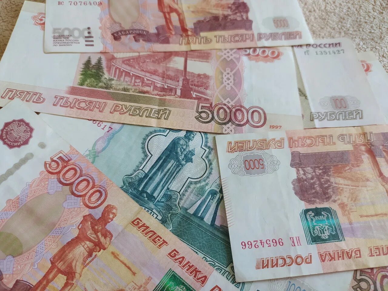 Выплаты 10 тысяч рублей август. Российские деньги. тысяча рублей. деньги 1000. выплата денег.