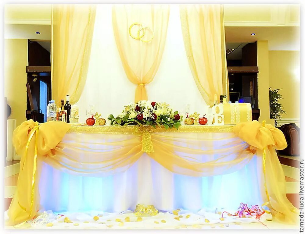 Украшение свадебного зала в золотом цвете. Украшение свадебного банкета. Украсить президиум. Украшение свадебного зала золотой цвет. Для украшения зала используют золотые.