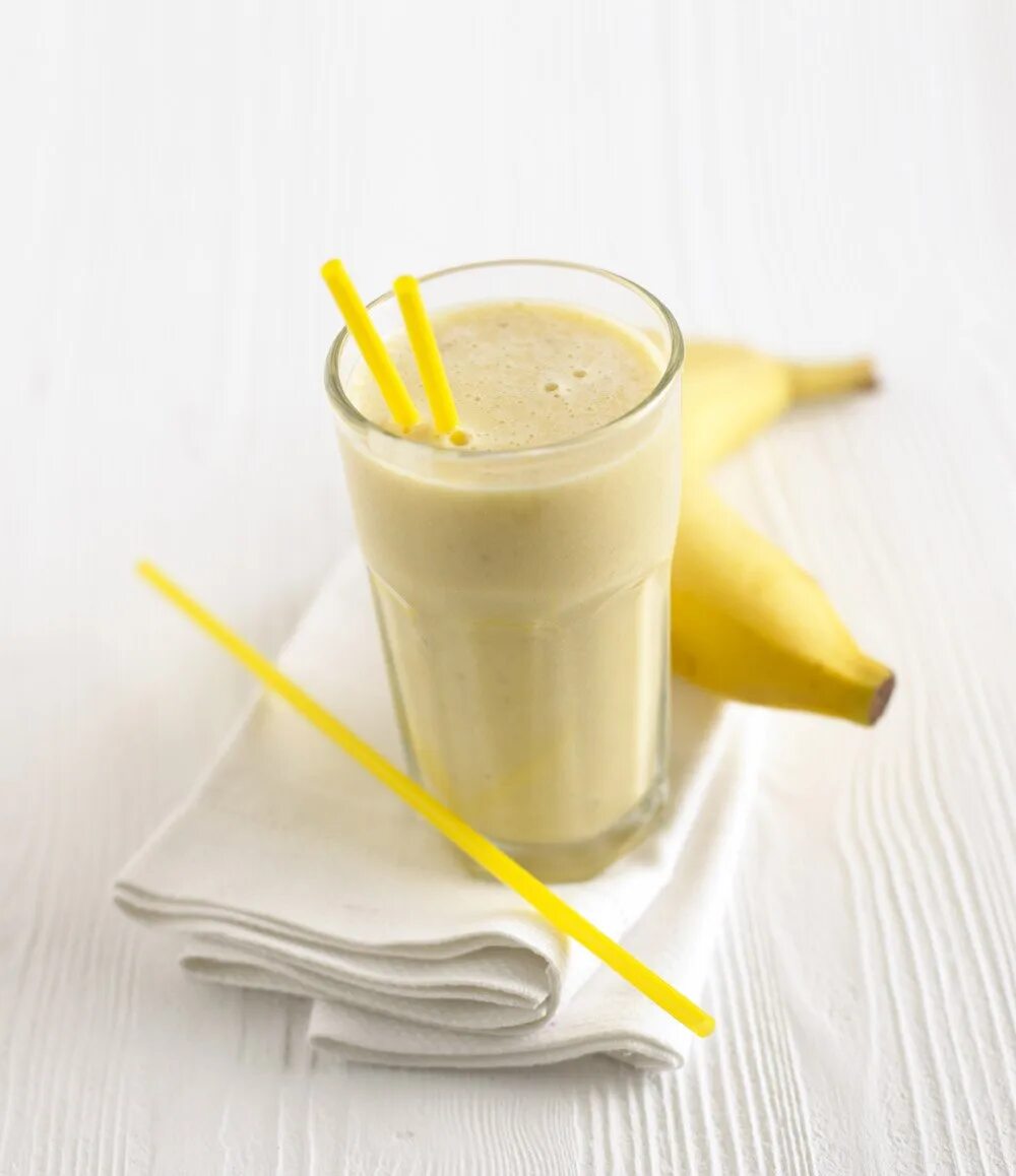 Банановый. Банановый коктейль. Коктейль молочный "банан". Молочные коктейли банановый. Коктейль молоко с бананом в блендере рецепт