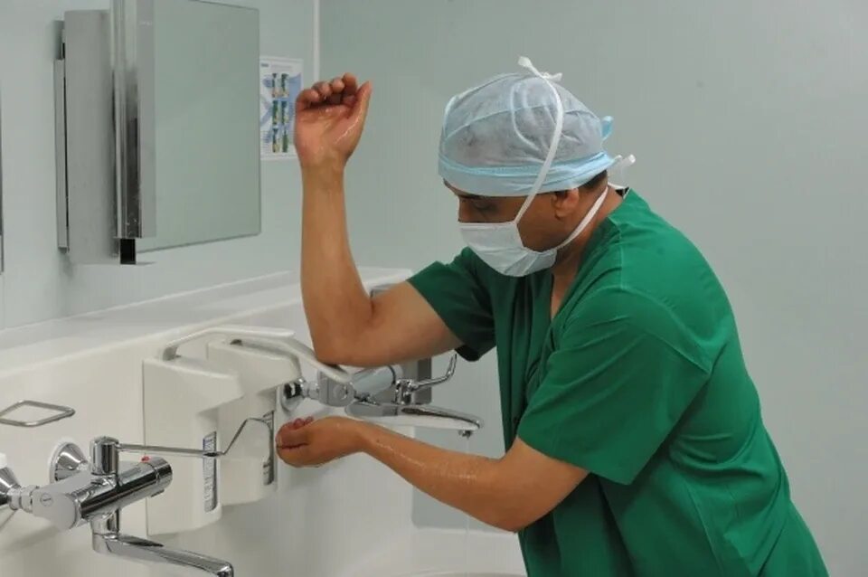 Обработка рук хирурга. Мытье рук хирурга. Обработка рук хирурга перед операцией. Мытье рук хирурга перед операцией.