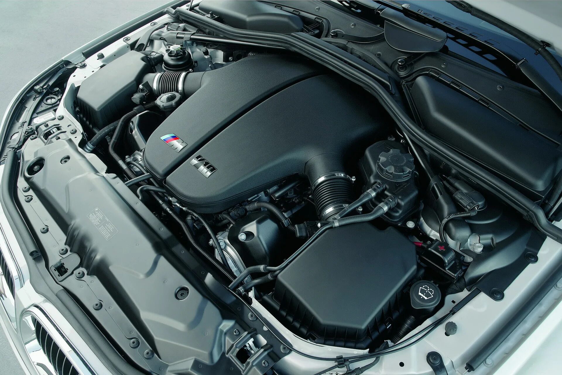 65 v 10. V10 BMW m5 мотор. BMW m5 e60 мотор. BMW m5 e60 v10 мотор. BMW e60 под капотом.