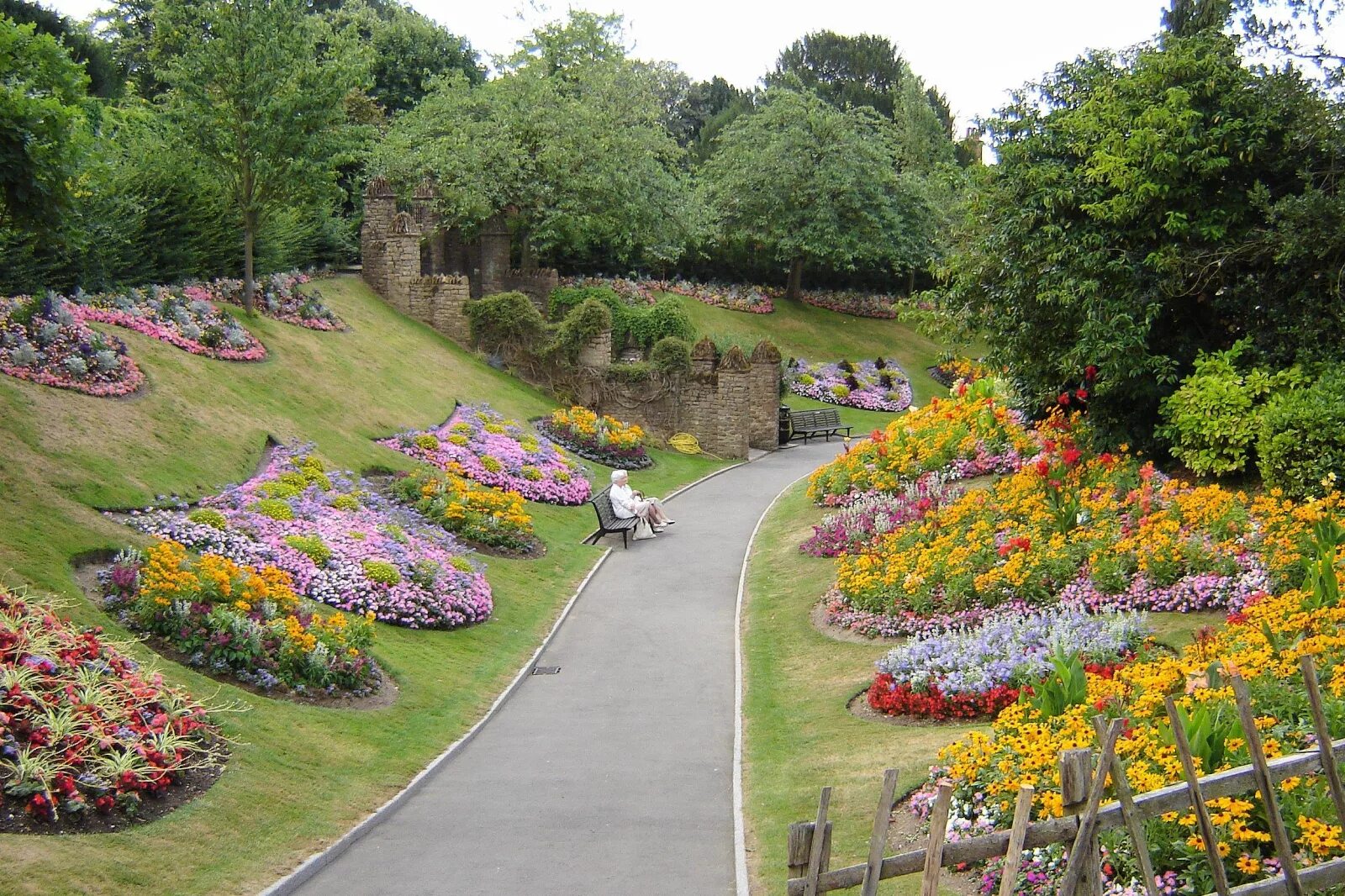 Uk parks. Кёкенхоф рабатка. Рабатка Версаль. Рабатка Тунберга однолетник. Ботанический парк королевы Елизаветы.