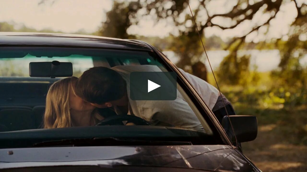 «Дорогой Джон» (Dear John, 2010). Поцелуй в машине. Поцелуй из машины в машину. Любовь в машине гиф. Таксист подвез девушку