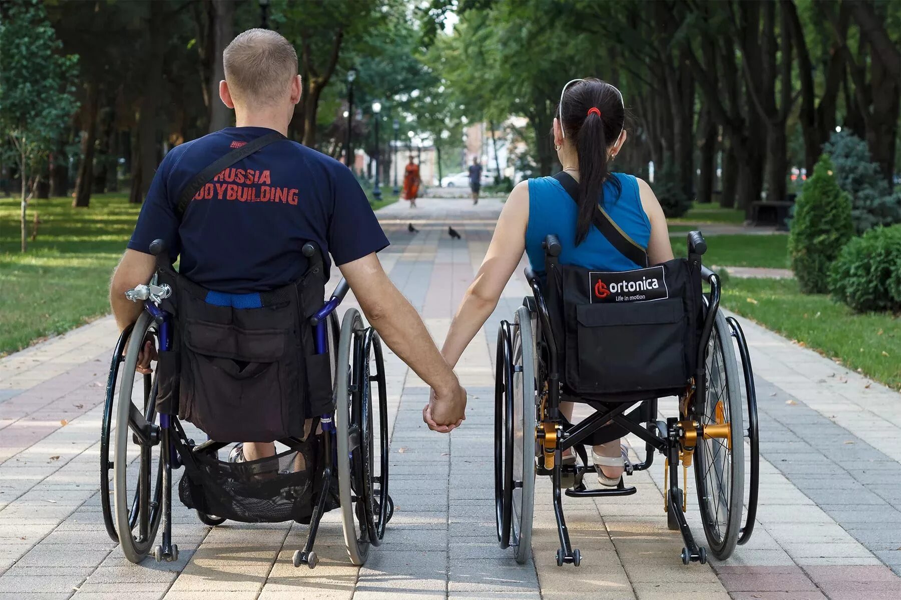 Поможет людям с ограниченными. Люди с ограниченными возможностями. Инвалид колясочник. Инвалиды люди с ограниченными возможностями. Человек на коляске.
