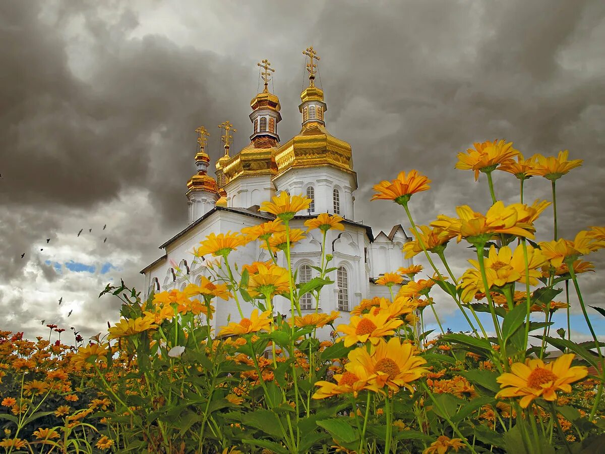 Это божья благодать песня все мое родное. Свято-Троицкий монастырь Тюмень. Храм лето. Церковь с цветами. Храм в цветах.