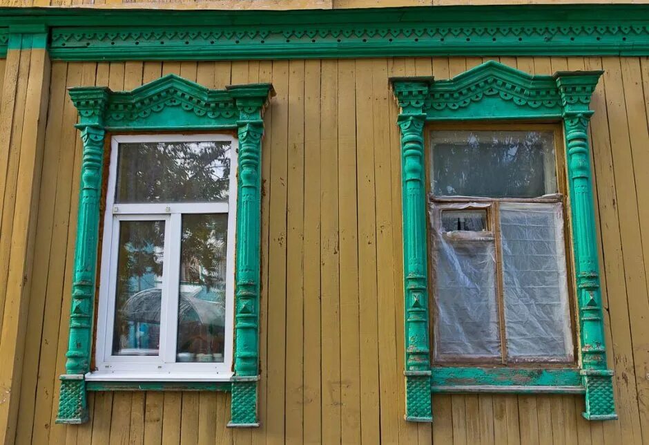 Два окна со двора. Два окна со двора. Окно осень. Желтое окно. Два окна со двора.