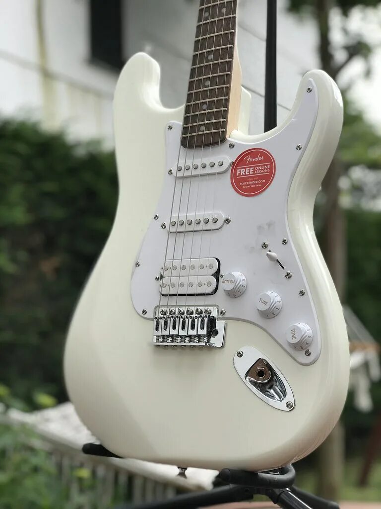 Bullet stratocaster hss. Электрогитара Fender Squier Bullet. Электрогитара Squier Bullet Stratocaster. Squier Bullet Strat Tremolo HSS White. Электрогитара Squier Bullet Stratocaster HT Arctic White.