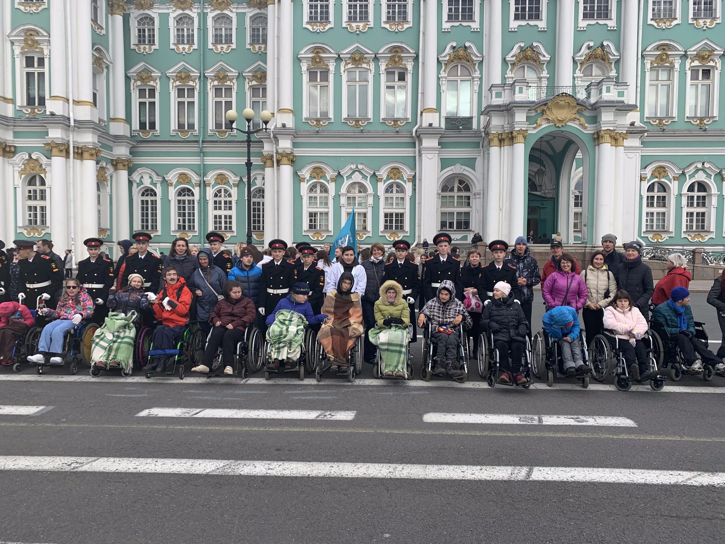 Дети инвалиды санкт петербурге. Инвалиды питер. толпа инвалидов.