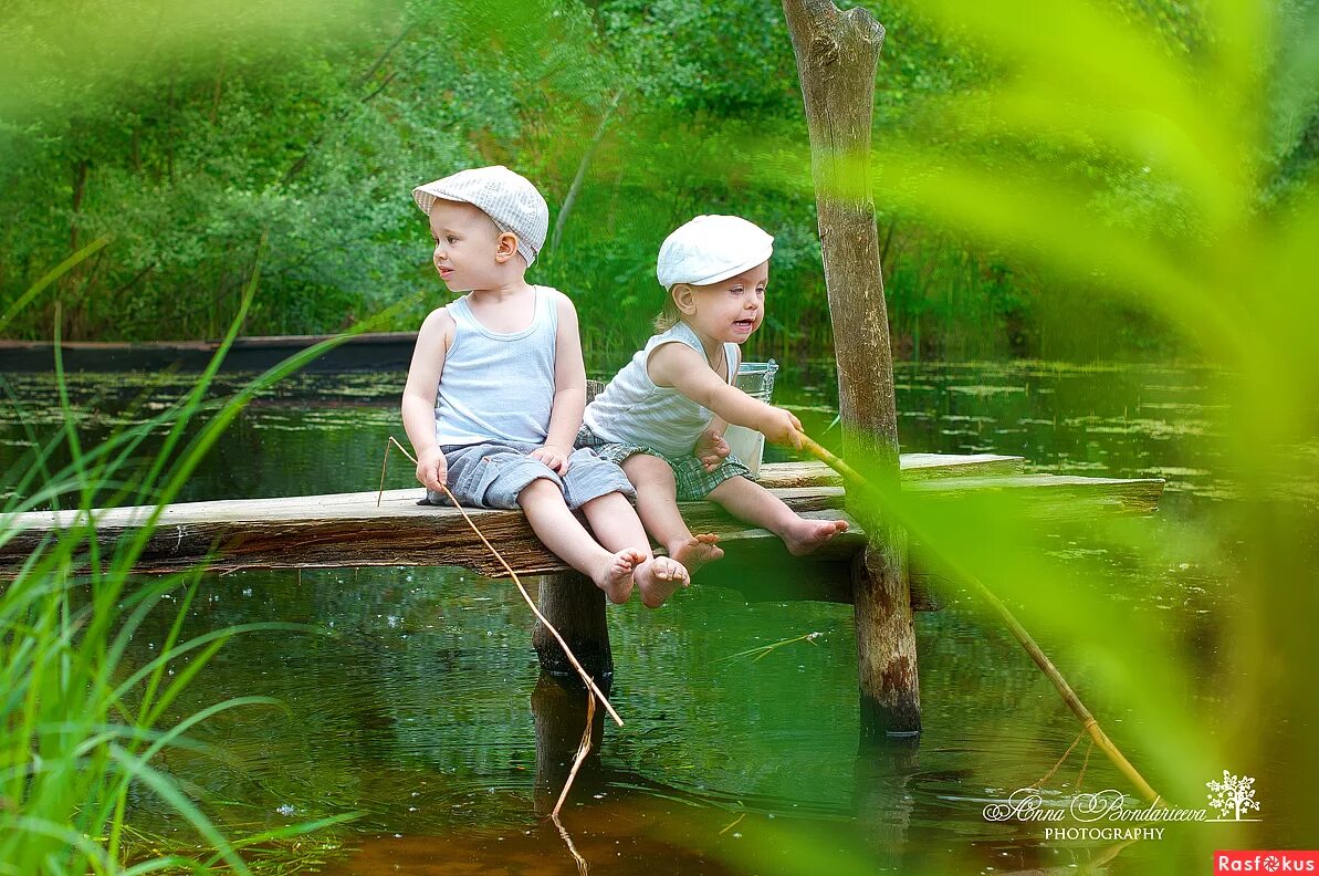 Мальчики ловят девочек. Река для детей. Дети и природа. Лето дети. Дети на озере.