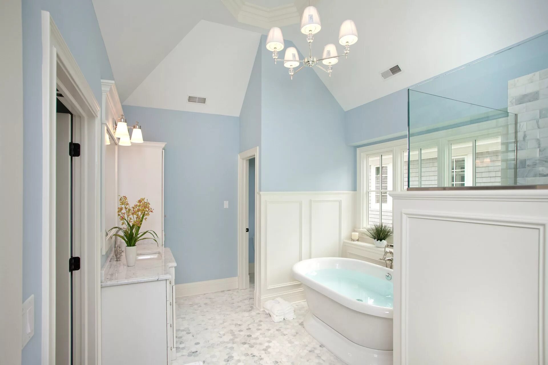 Белый потолок в ванной. Ванна в светло голубых тонах. Бело голубая ванная комната. Ванная комната в светло голубых тонах. Потолок в ванной.