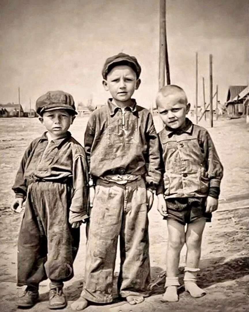 Дети 1944 года. Дети войны одежда. Одежда детей военных лет. Мальчишки до войны. Детская одежда 40-х годов.