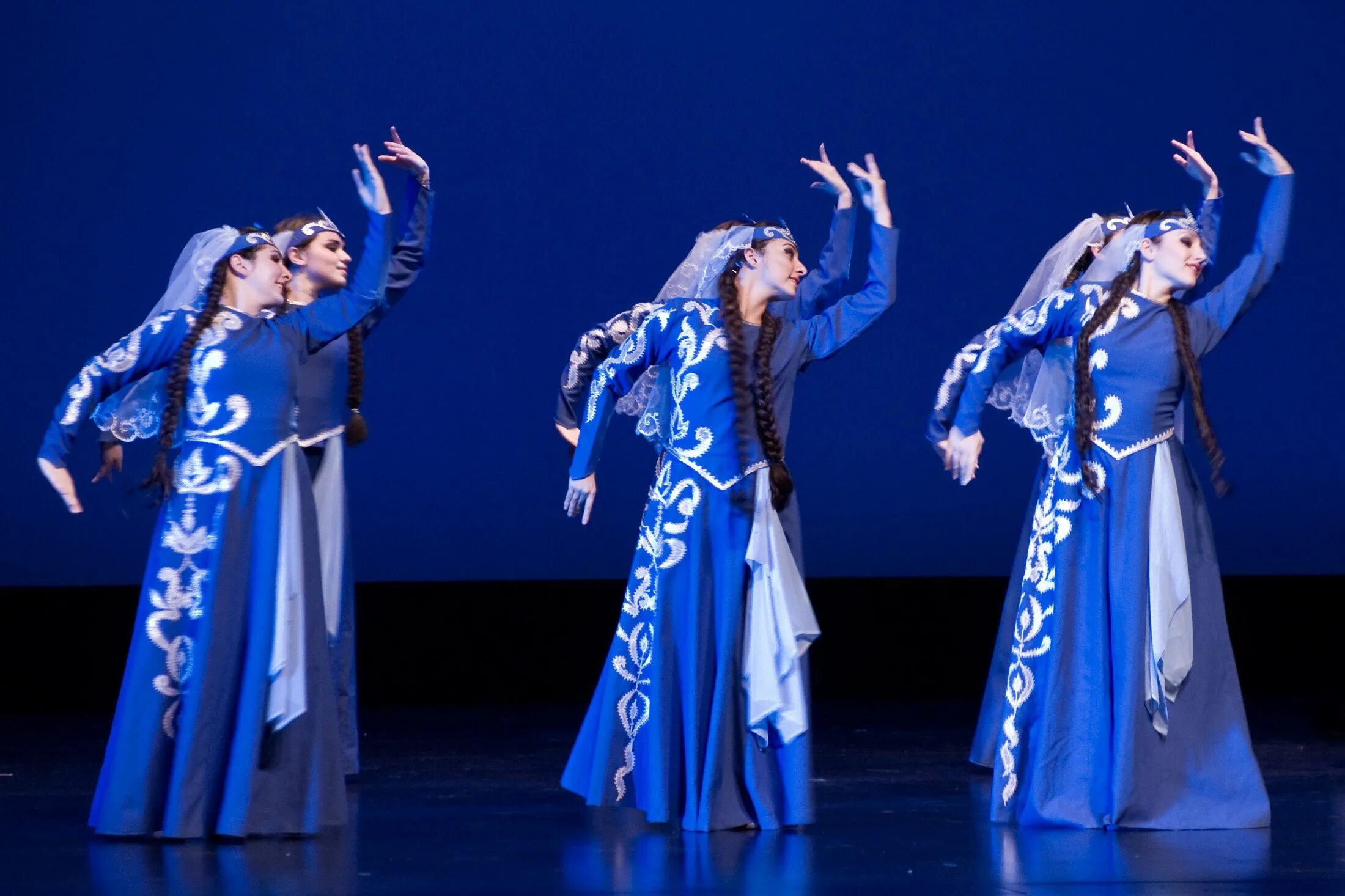 Эртк мелконян. Армянски прямой. Армянская долма хаш. Армянские люди. Армянский быт и культура.