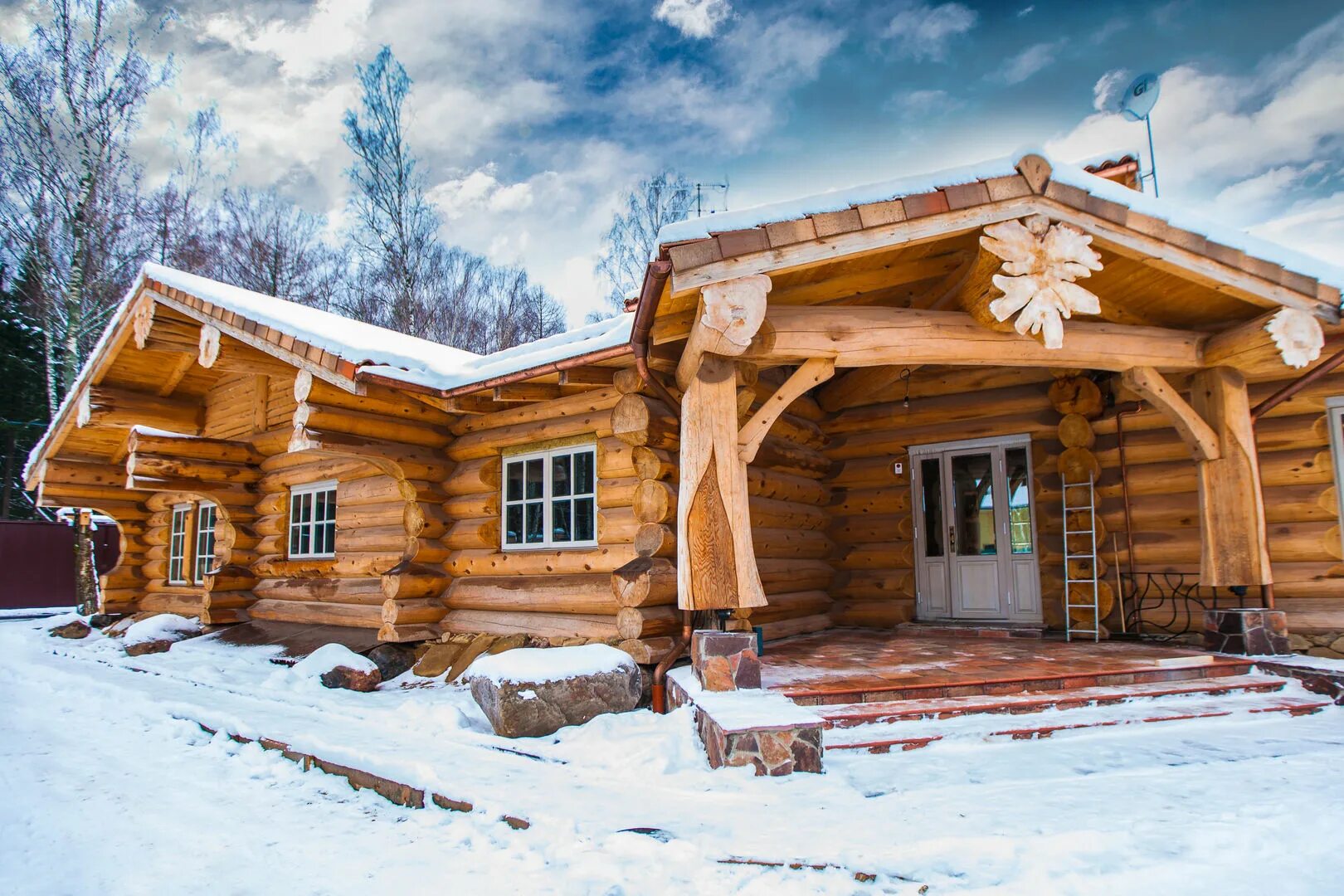 Рублено в области. Одноэтажный сруб Терем. Дом из бревна ручной рубки. Деревянный дом сруб. Изба из сруба.