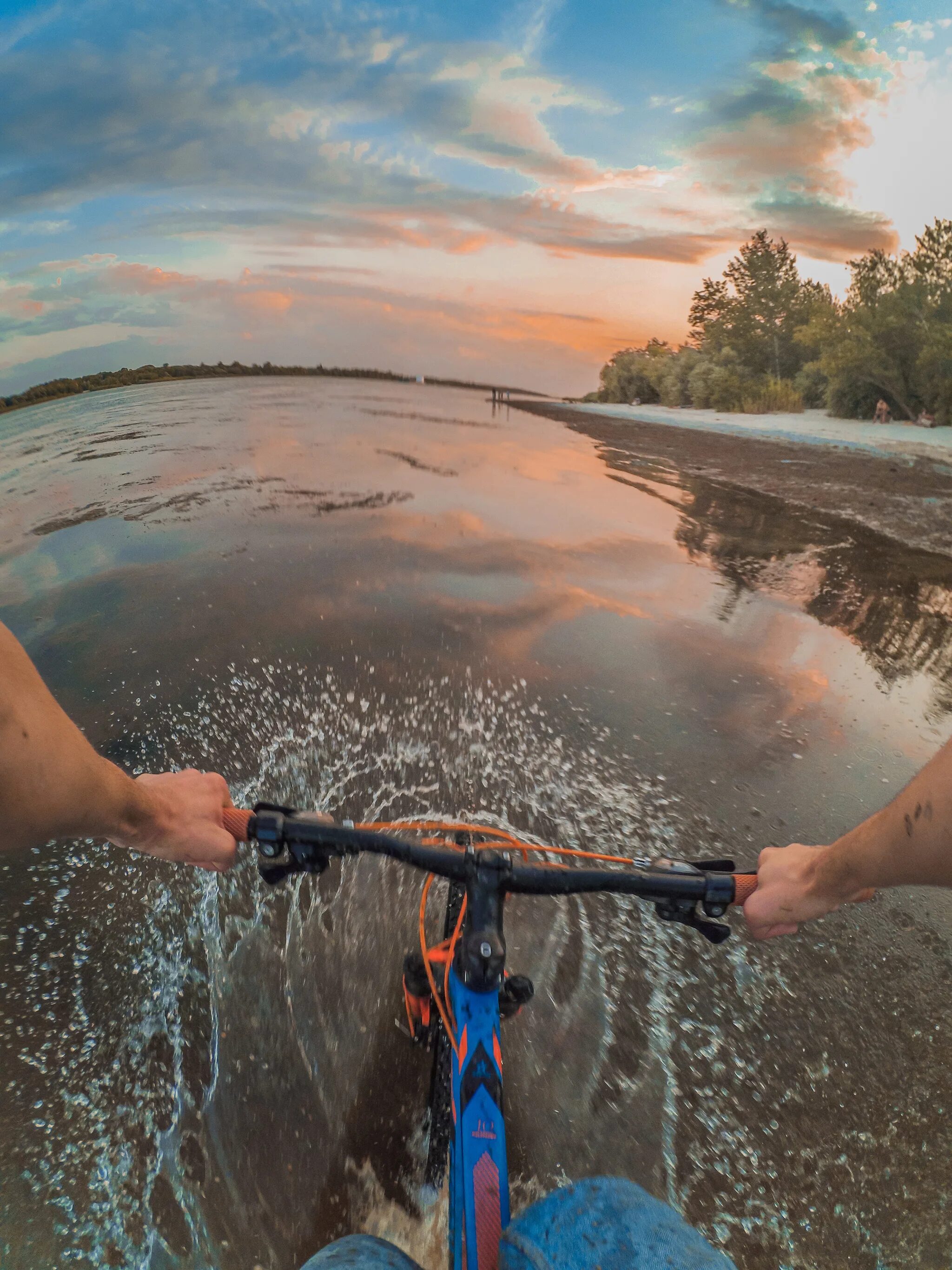 Велосипед у реки. Река велосипед зонт. Велосипед из речки. Отражение велосипедиста в реке. River bike
