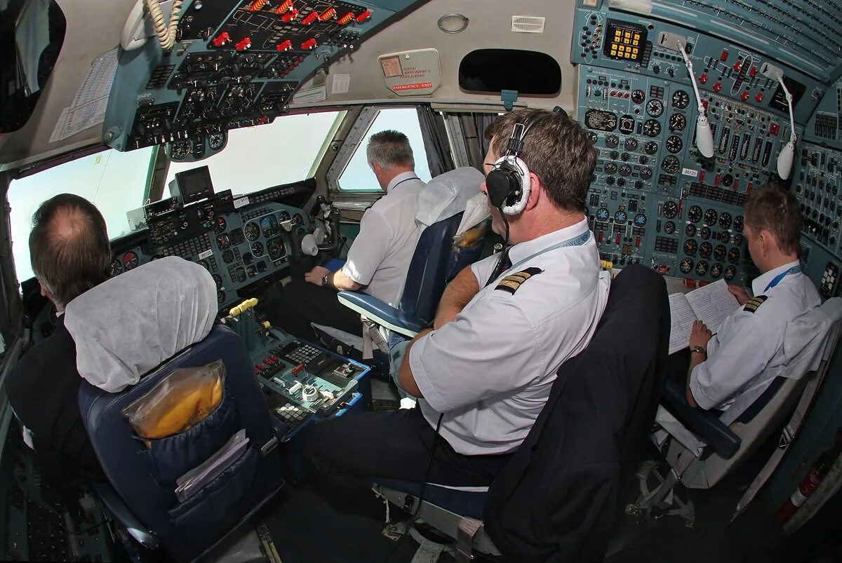 ил-86 кабина пилотов. александр половинкин пилот. ил-96 кабина пилотов. летчик штурман. дейнекин петр степанович генерал.