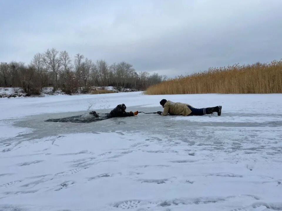 Рыбак провалился под лед. Человек провалился под лед. Человек провалился под лед. Человек провалился под лед. Человек провалился под лед.