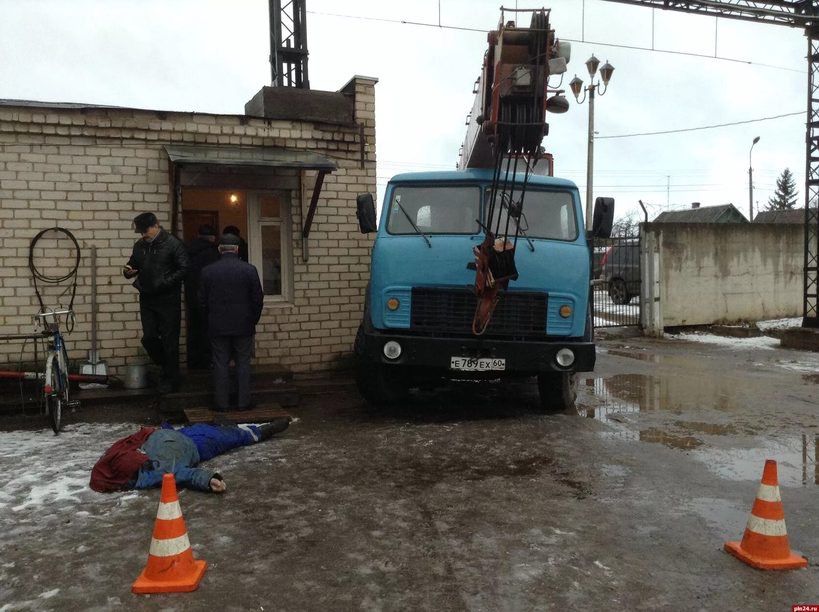 Придавило краном. Падение кабины крана. Спасатели спасли с крана. Спасатели спасли с крана. Один работает все смотрят.