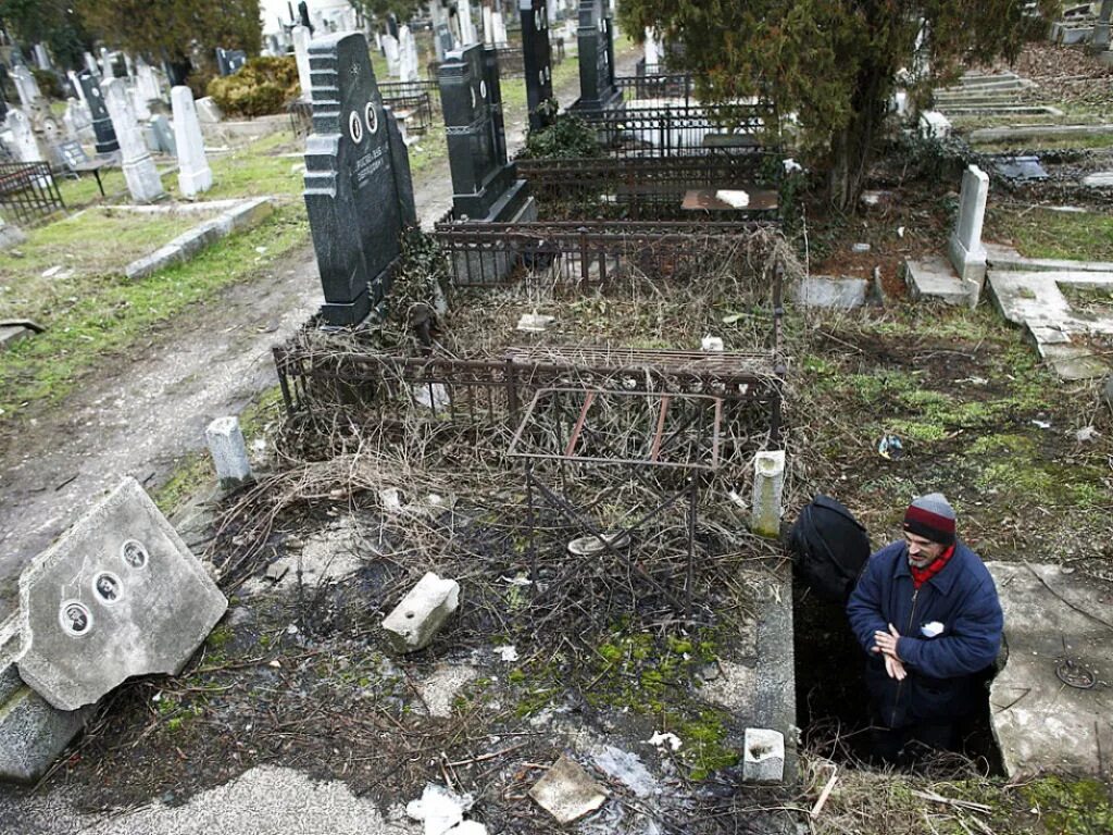 Гробы эстетика на кладбище. Ночевать на кладбище. Гробы эстетика на кладбище. Кладбище зимой ночью. Ночевать на кладбище.