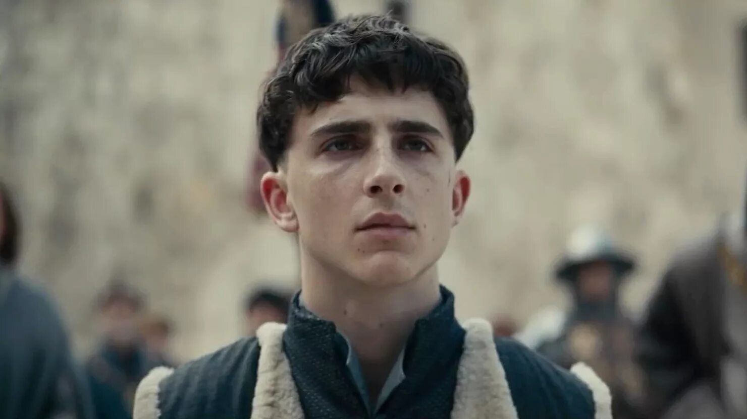 The king is watching. Король 2019 тимоти шаламе. The king is watching. Король англии 2019 фильм нетфликс. Тимоти шаламе король генрих.