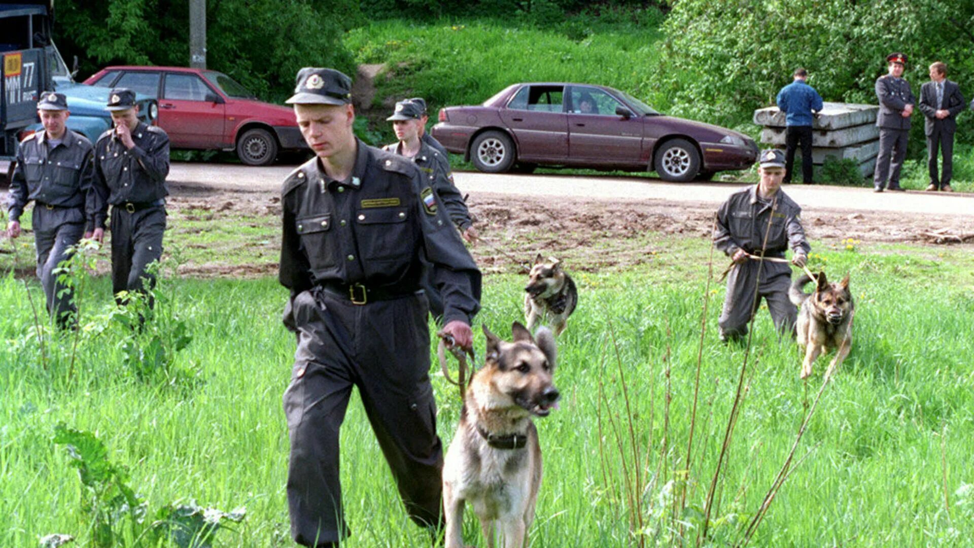 Полиция ищет человека. Полиция ищет ребенка. Полиция ищет преступника. Полицейский ищет людей. Как полиция ищет телефон