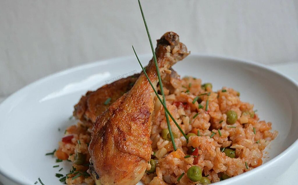 Куриная голень с рисом рецепт. Рис с курицей. Курочка с рисом. Рис с куриными ножками. Куриные голени с рисом.