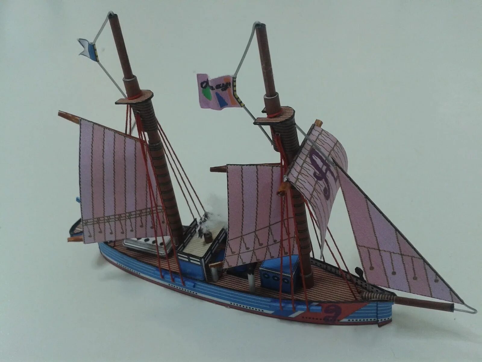 Корабль для склеивания. Парусные корабли из картона. Модели парусников из бумаги. Модель джонки из бумаги. Модель парусного корабля из бумаги.