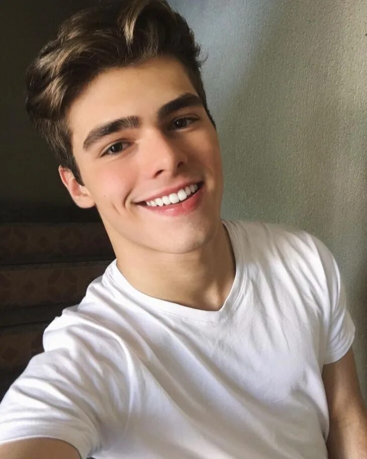 Альваро мэл брюнет. Т мальчиков 18. Красивые парни 19 лет. Ману риос 16. Т мальчиков 18.