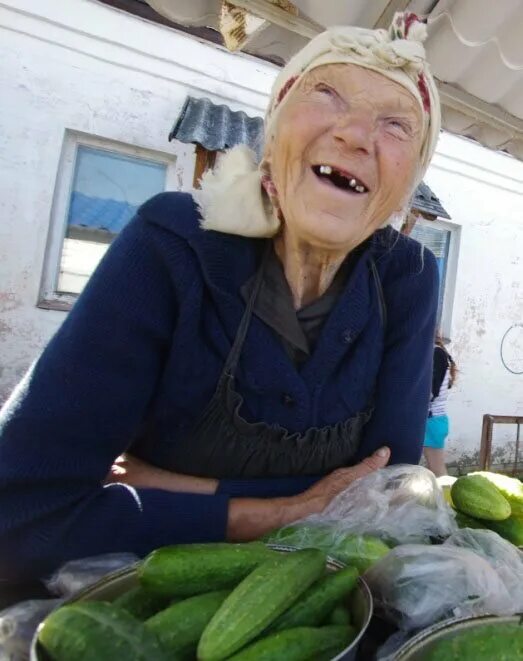 Деревенский огород. Бабуля с огурцами. Продавец огурцов на рынке. Пенсионерка на даче. Огурцы на рынке.