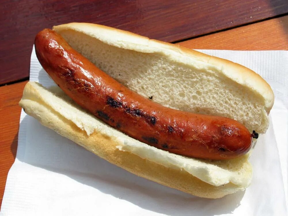 Мем булочка с сосиской пряники. Булка с колбасой. Bratwurst в булке. Булка с охотничьей сосиской. Прямоугольная булка с сосиской.