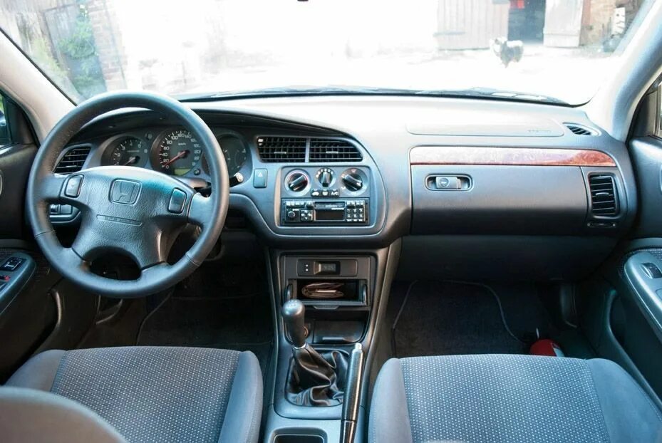Хонда аккорд 6 поколения салон. Honda accord coupe 6g. Honda accord 2000 салон. Honda accord 6 салон. Honda accord 6 coupe.