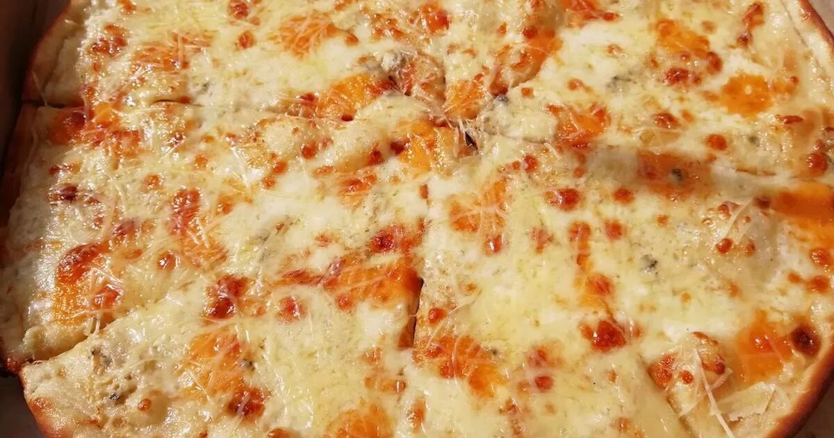 Начинка для пиццы с сыром. Пицца 4 сыра. Начинки пицц 4 сыра. Пицца 4 сыра фото. Пицца 4 сыра с колбасой.