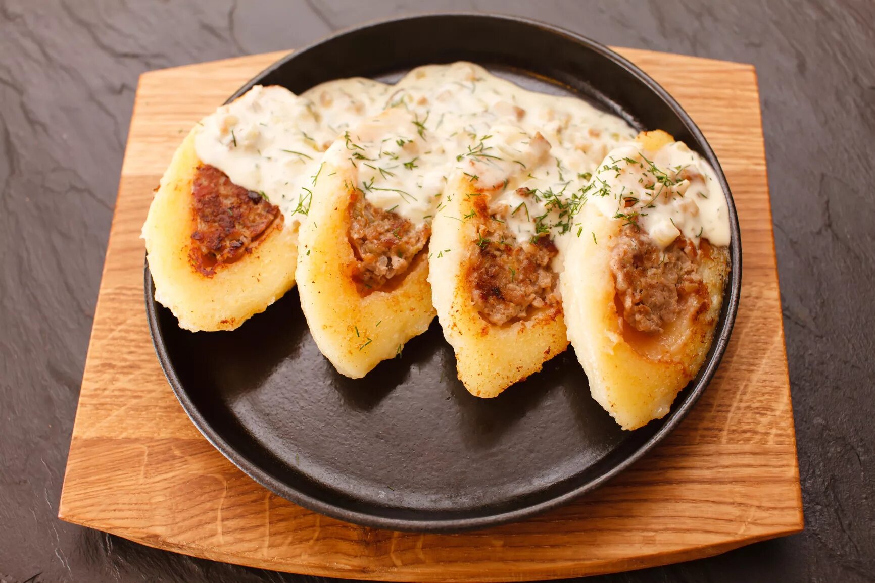 Картофельные котлеты с грибным соусом. Картофельные котлеты с грибной подливкой. Картофельные котлеты с грибным соусом. Картофельные биточки с сыром. Мясные тефтели с картофельным пюре.