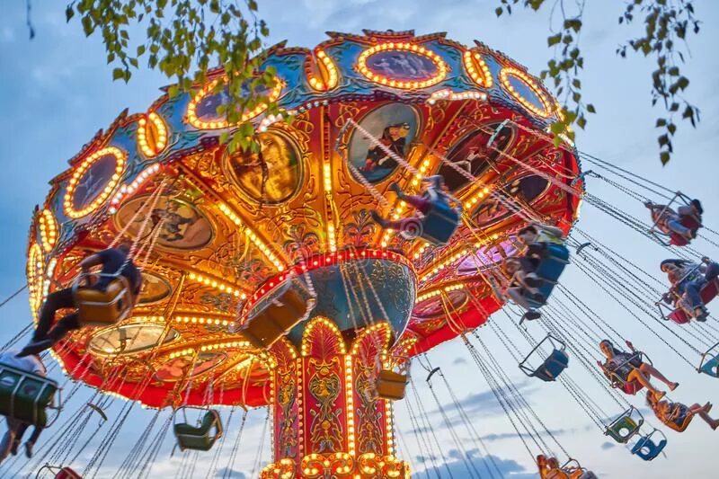 Аттракцион цепочная карусель. Берлин цепочная карусель. Цепочная карусель набережные челны. Октоберфест парк аттракционов цепочная карусель. Побыстрее карусель.