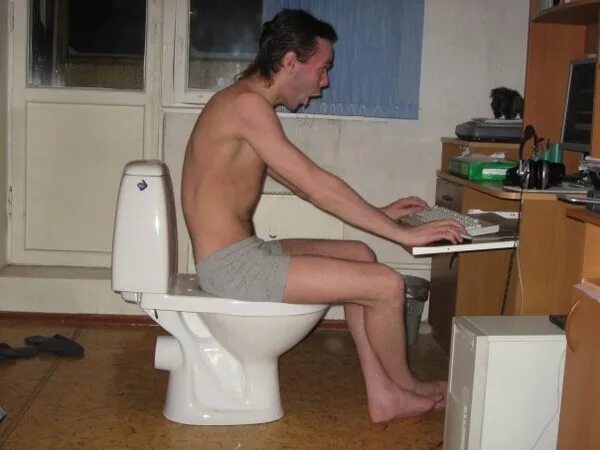 Правильная поза на унитазе. Сел на унитаз. Сидячий унитаз. Девчачий туалет. Накладка на унитаз.