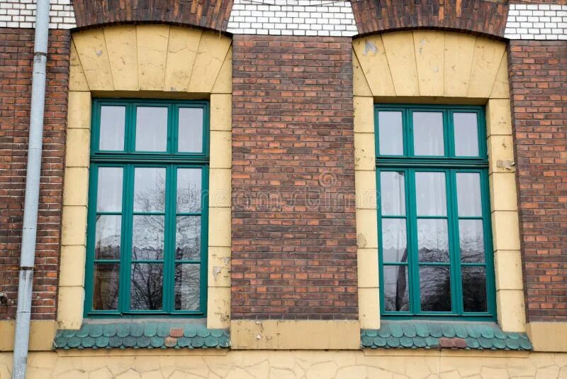 Почему окна зеленые. Сочетание цветов с зеленым. Зелень на окне. Вид из окна на сад. Зеленые окна.