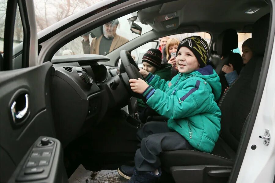 Есть программа семейный автомобиль. Семья в машине. Семейный автомобиль госпрограмма. Госпрограмма семейный автомобиль 2020 условия. Госпрограмме семейный автомобиль 2020 условия.